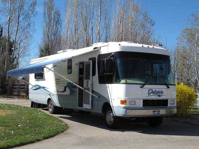 2000 National RV Dolphin Photo