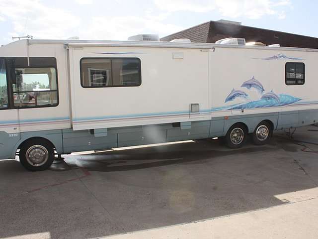 1999 National RV Dolphin Photo