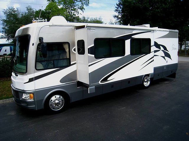 2005 National RV Dolphin LX Photo