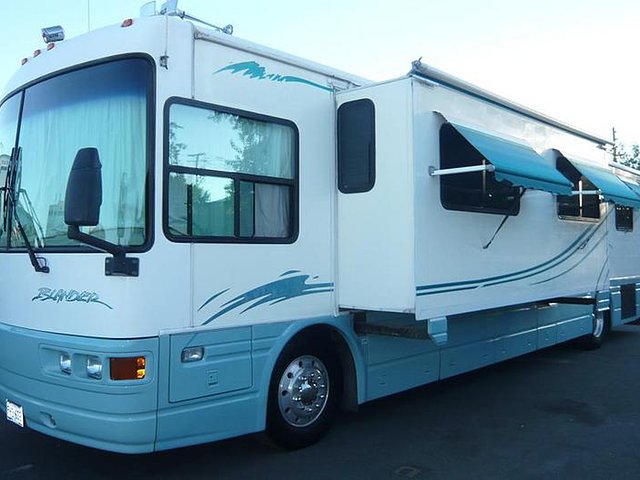 2001 National RV Islander Photo