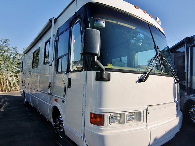 2000 National RV Tradewinds Photo