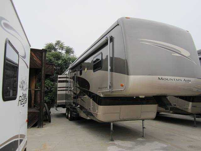 2005 Newmar Mountain Aire Photo