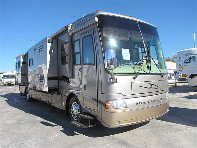 2005 Newmar Mountain Aire Photo