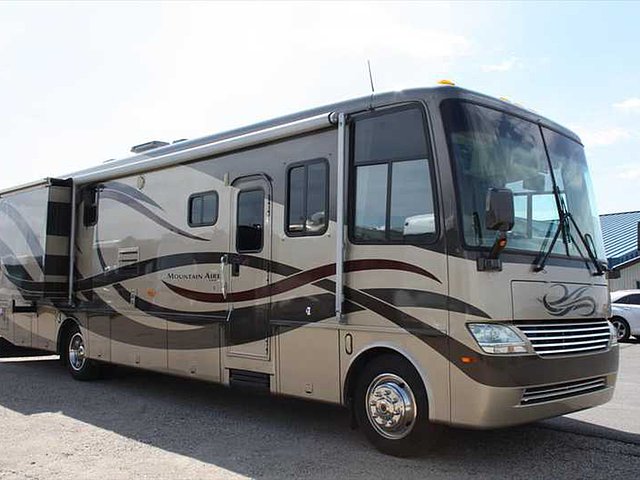 2005 Newmar Mountain Aire Photo