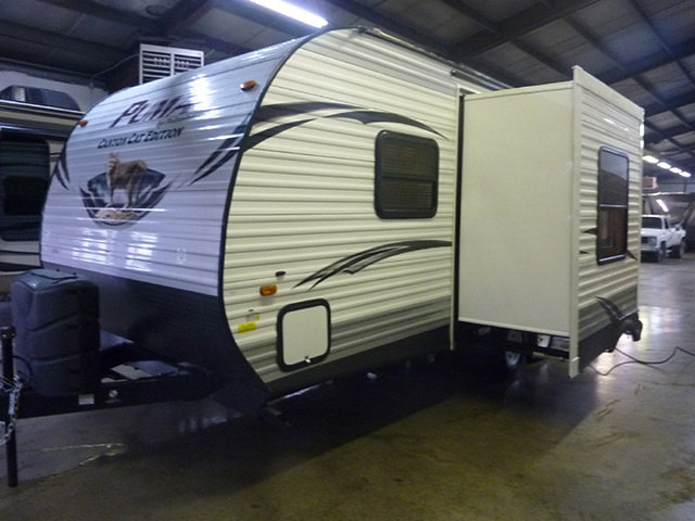 2015 Palomino Canyon Cat Photo
