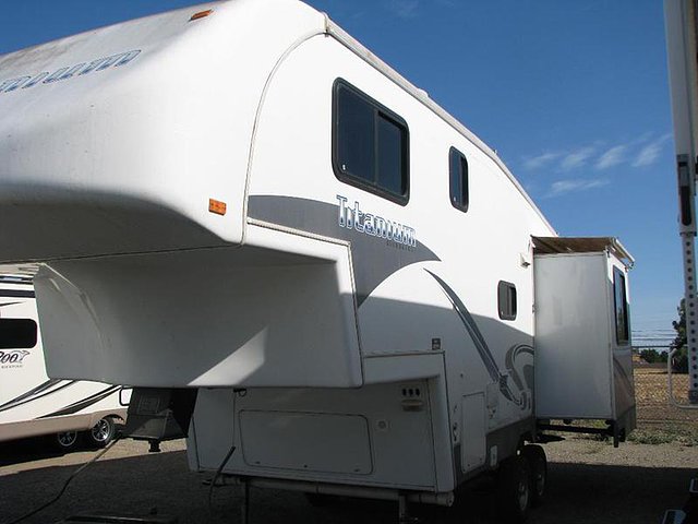 2005 Glendale RV Titanium Photo