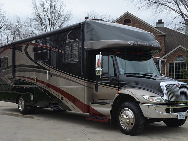 2008 Gulf Stream SuperNova Photo