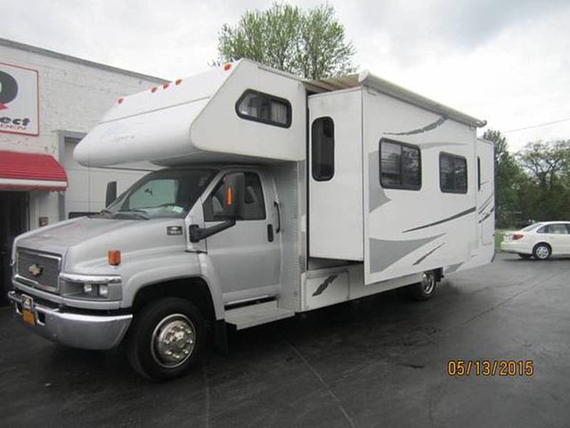2005 Gulf Stream Ultra Supreme Photo