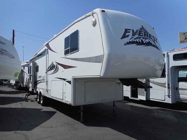 2005 Keystone Everest Photo