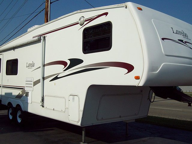 2004 Keystone Laredo Photo