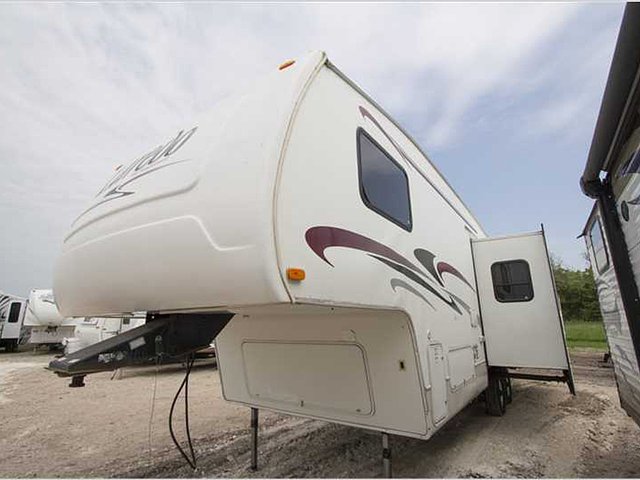 2004 Keystone Laredo Photo