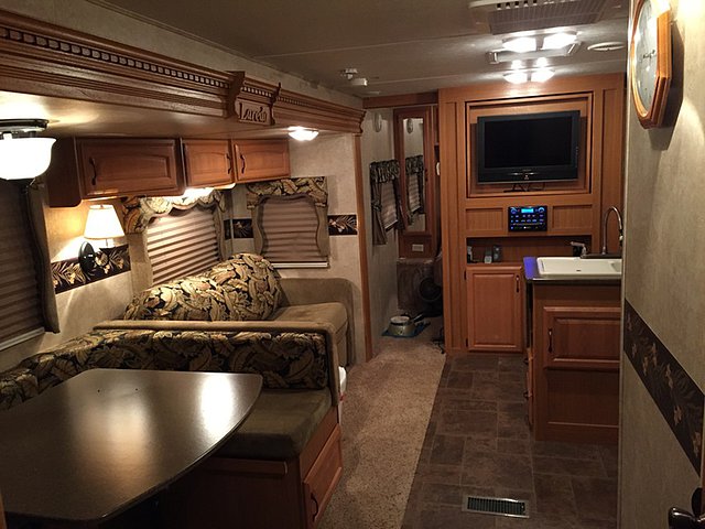 2011 Keystone Laredo Photo