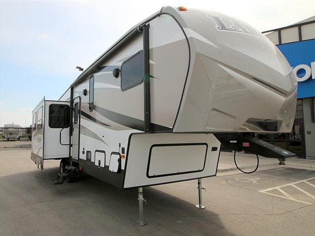2016 Keystone Laredo Photo