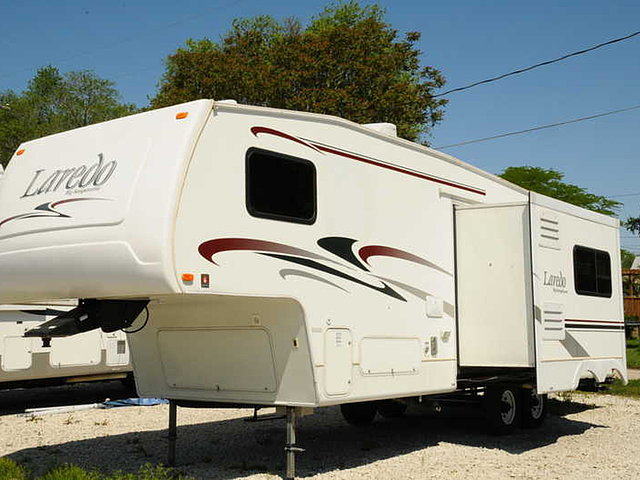 2004 Keystone Laredo Photo