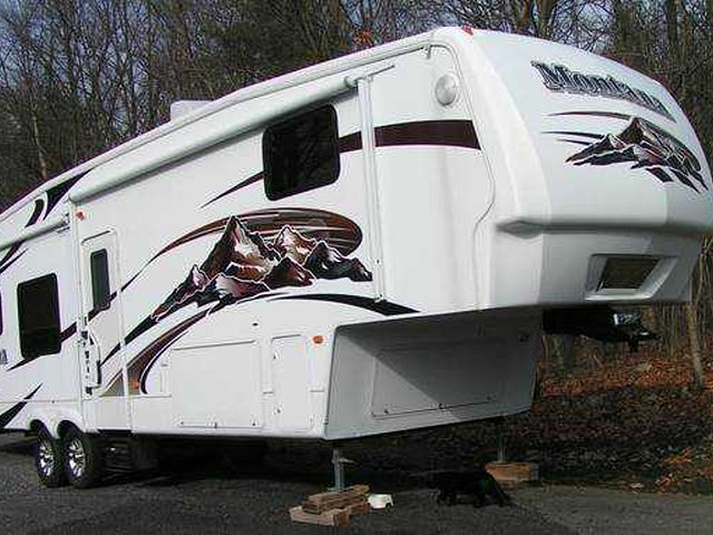2008 Keystone Montana Photo
