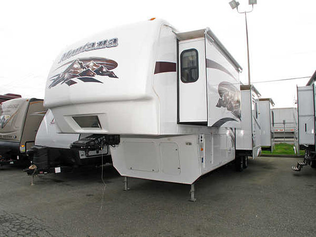 2009 Keystone Montana Photo