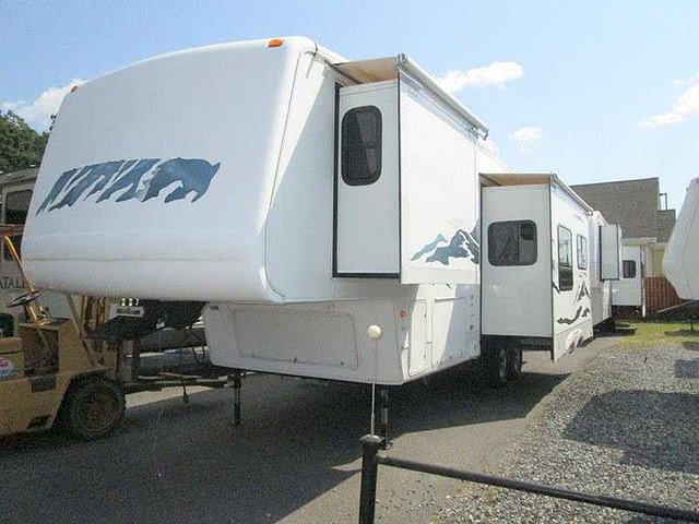 2005 Keystone Montana Photo