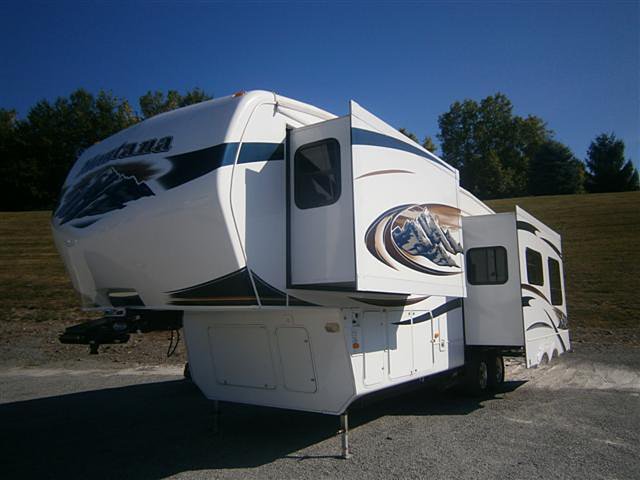 2010 Keystone Montana Photo
