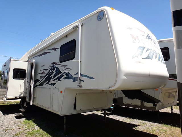 2004 Keystone Montana Photo