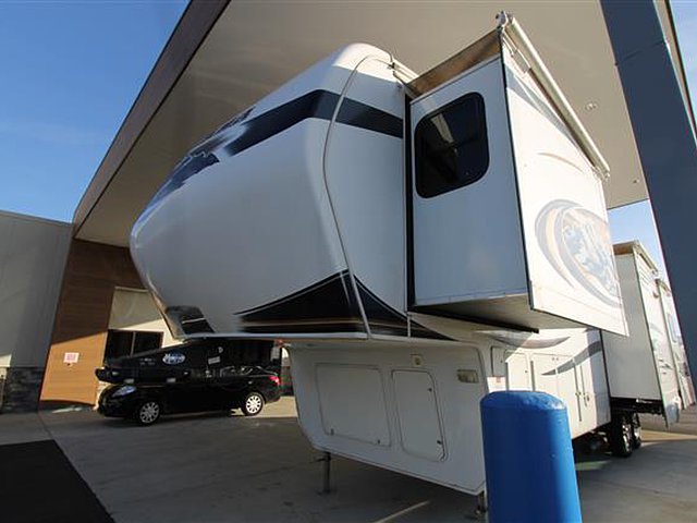 2010 Keystone Montana Photo