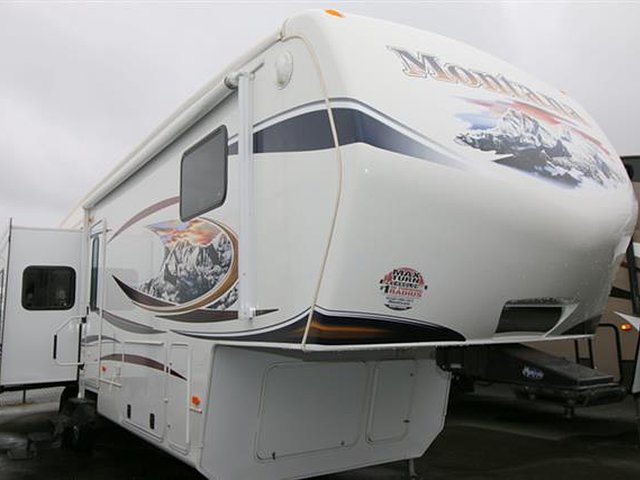 2011 Keystone Montana Photo