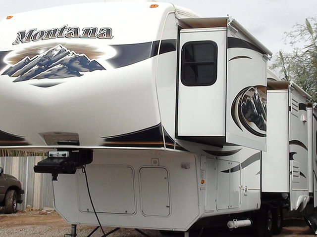 2010 Keystone Montana Photo