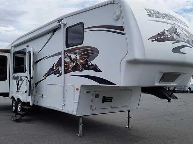 2007 Keystone Montana Photo