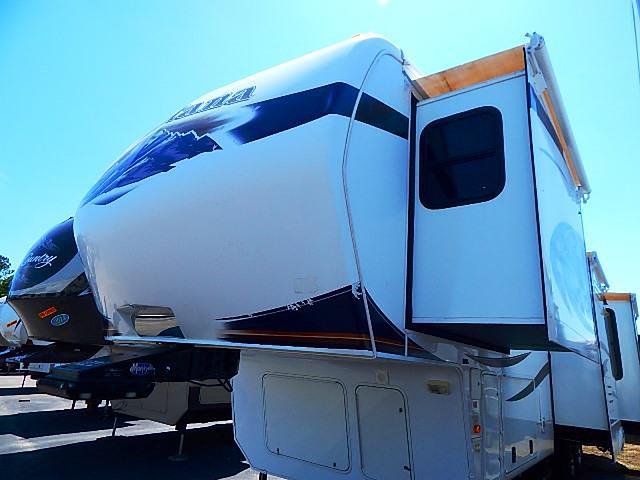 2011 Keystone Montana Photo