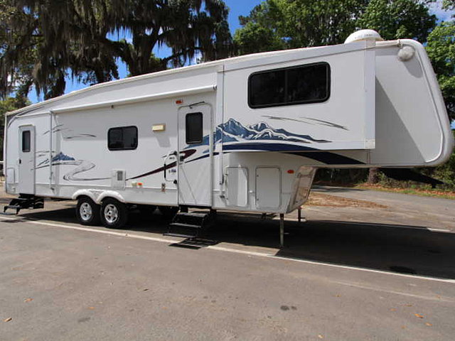 2005 Keystone Montana Photo