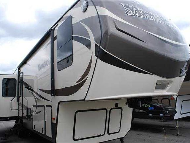 2016 Keystone Montana Photo