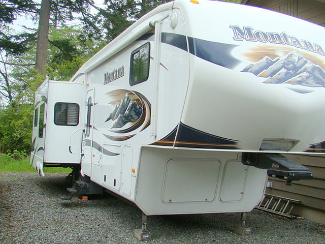 2011 Keystone Montana Hickory Photo