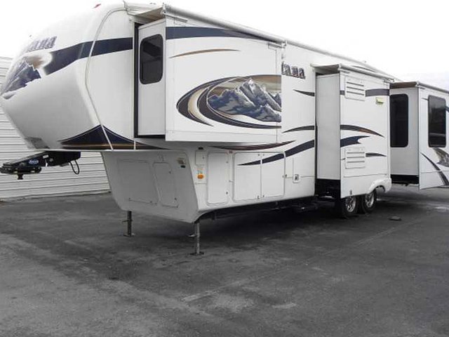 2010 Keystone Montana Hickory Photo