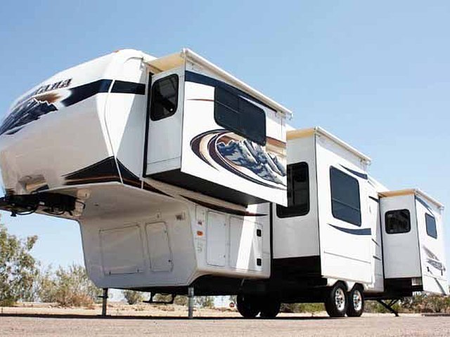 2011 Keystone Montana Hickory Photo
