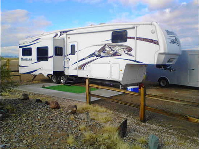 2009 Keystone Montana Hickory Photo
