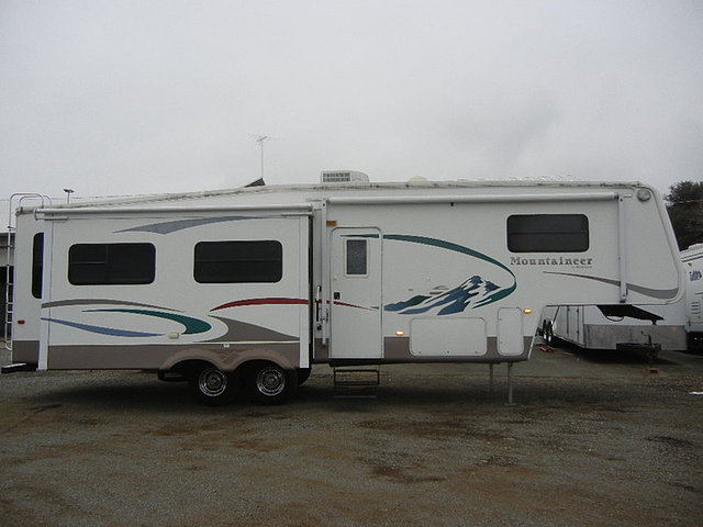 2005 Keystone Montana Photo