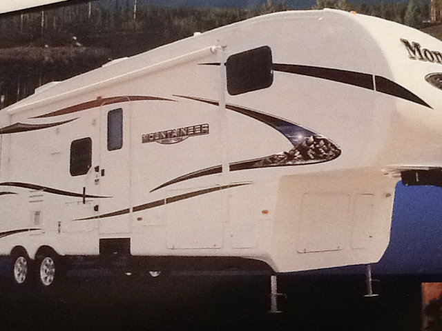 2010 Keystone Montana Mountaineer Photo