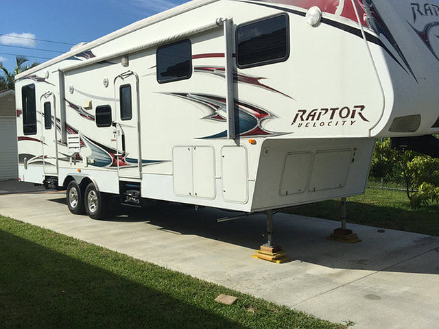 2009 Keystone Raptor Photo