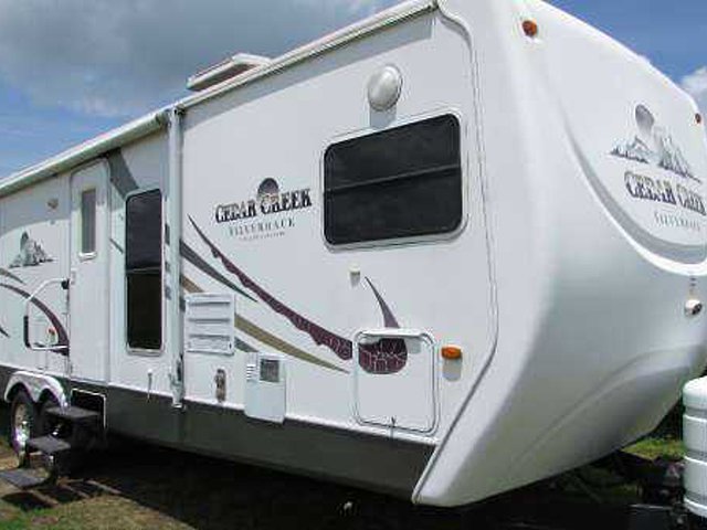 2005 Forest River Cedar Creek Silverback Photo
