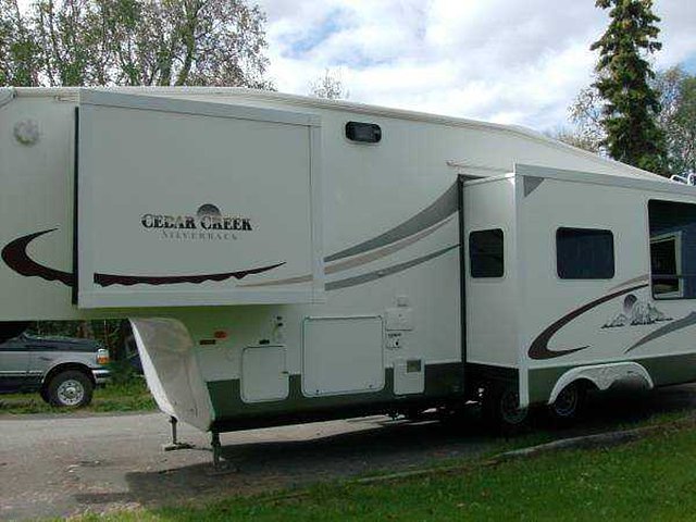 2005 Forest River Cedar Creek Silverback Photo