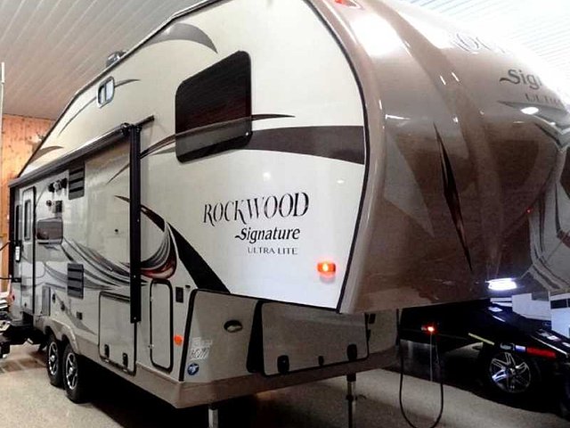 2015 Forest River Rockwood Signature Ultra Lite Photo