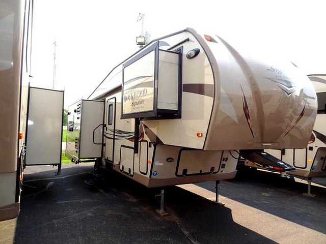 2015 Forest River Rockwood Signature Ultra Lite Photo