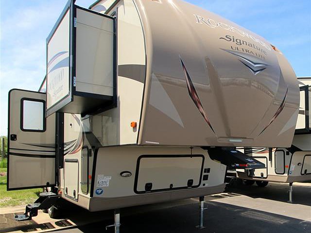 2016 Forest River Rockwood Signature Ultra Lite Photo