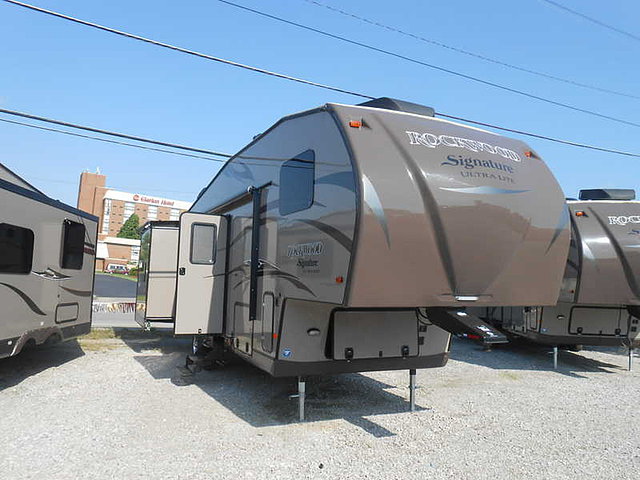 2015 Forest River Rockwood Signature Ultra Lite Photo