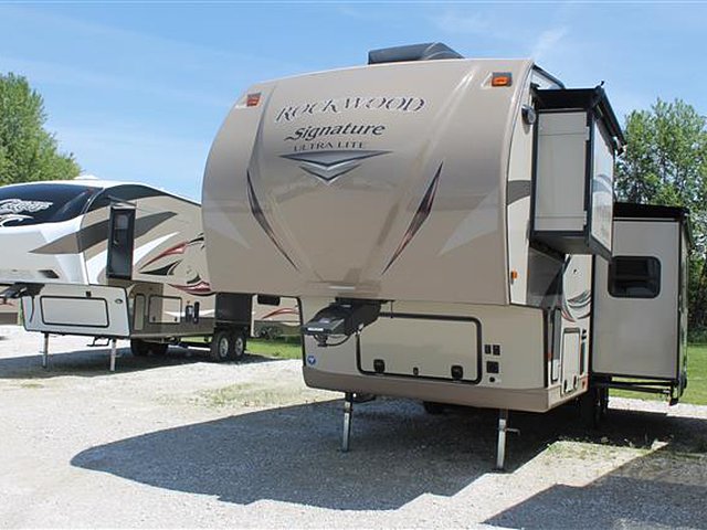 2015 Forest River Rockwood Signature Ultra Lite Photo