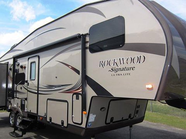 2015 Forest River Rockwood Signature Ultra Lite Photo