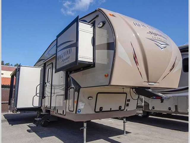 2015 Forest River Rockwood Signature Ultra Lite Photo