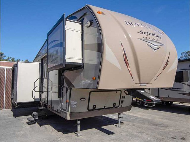 2015 Forest River Rockwood Signature Ultra Lite Photo