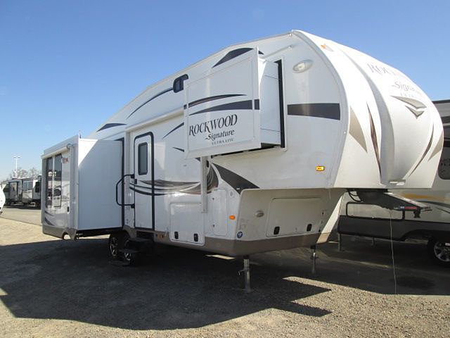 2015 Forest River Rockwood Signature Ultra Lite Photo