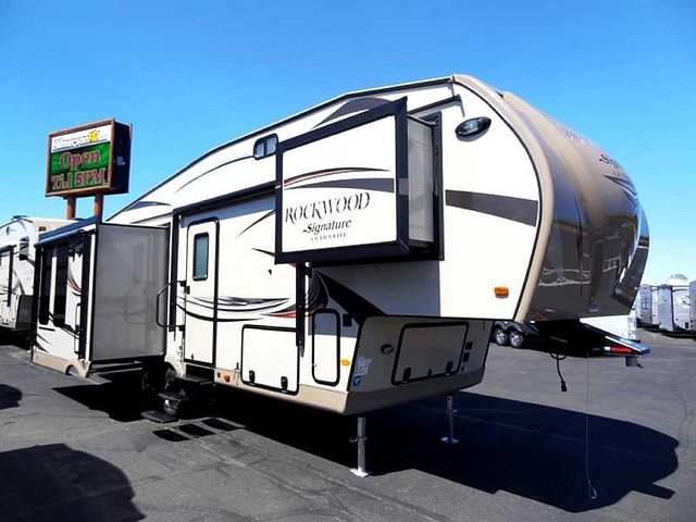 2016 Forest River Rockwood Signature Ultra Lite Photo