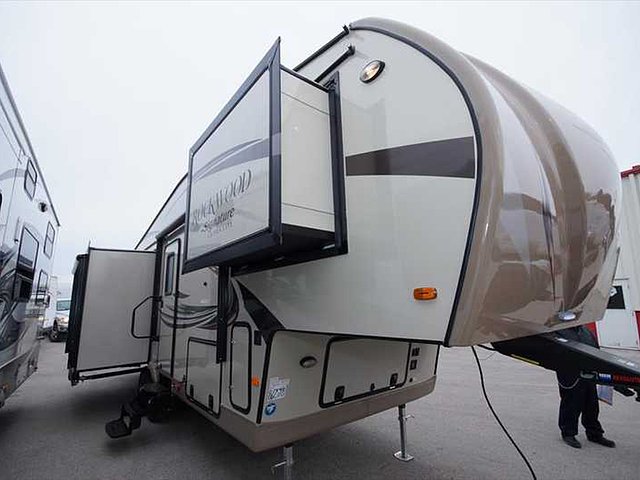 2016 Forest River Rockwood Signature Ultra Lite Photo